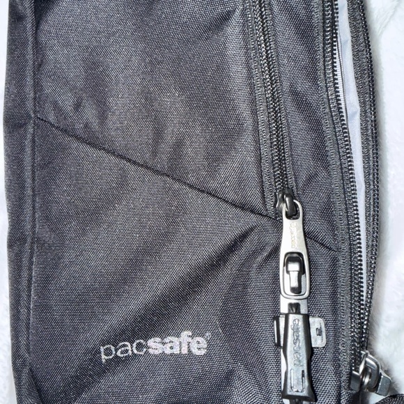 NWOT pacsafe Vibe 150 2.5 Liter Anti Theft Sling Pack, Black Jet Black - Picture 3 of 7
